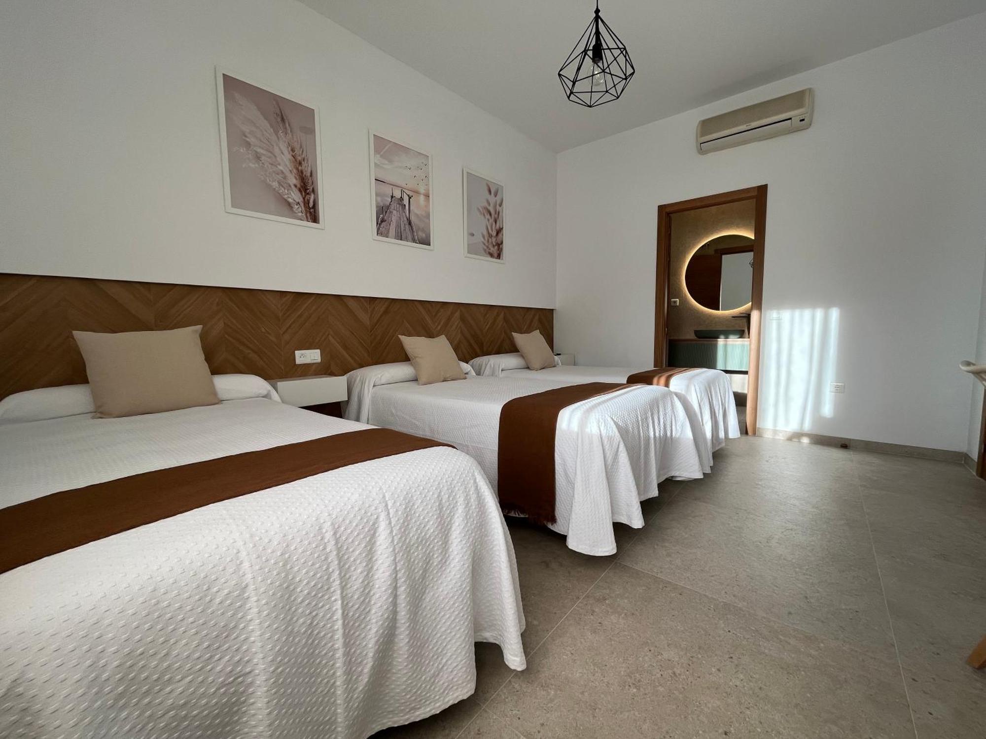 Hostal Parador De Los Llanos Torreorgaz Exterior photo